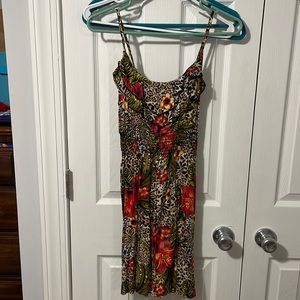 Small body central strapless dress